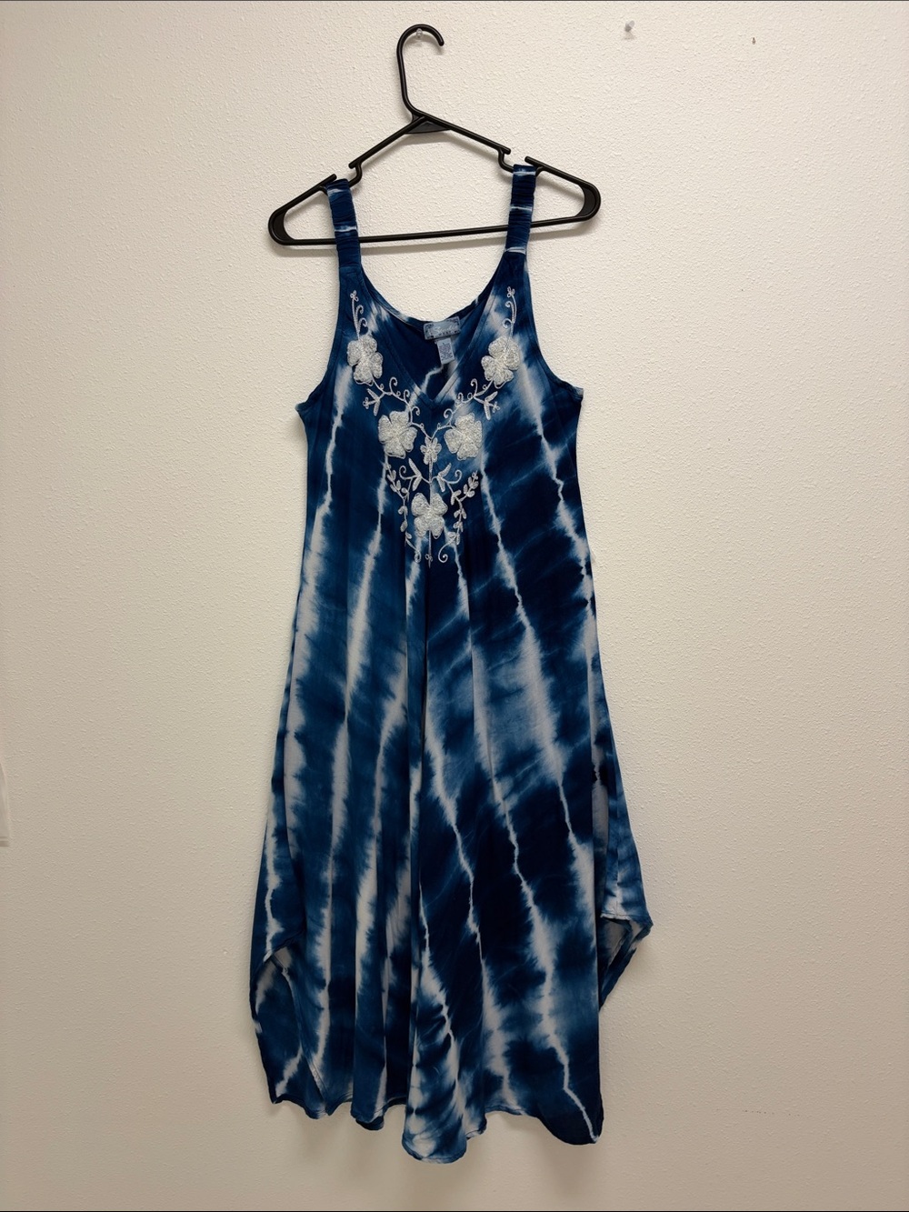 Studio West Blue Tie-Dye Maxi Dress with White Floral Embroidery. Large
